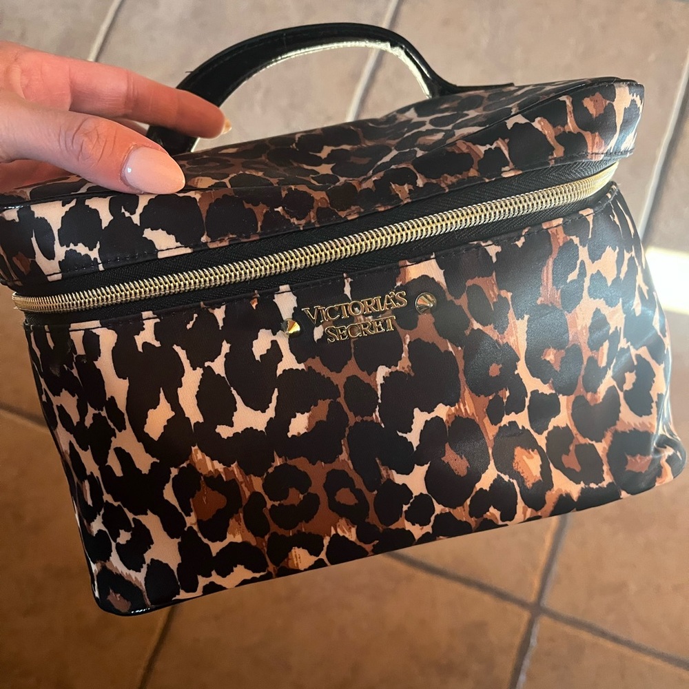 ✨VICTORIA SECRET Make Up Bag ✨ - Picture 2 of 4